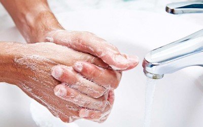 Боязнь микробов, человек моет руки