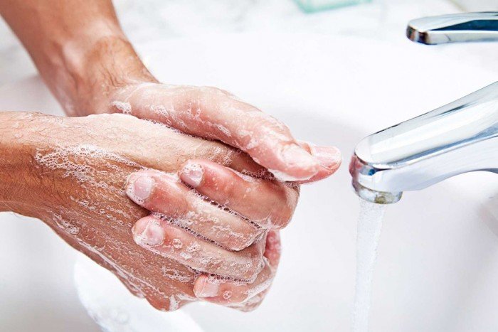 Боязнь микробов, человек моет руки